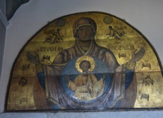 Elifleri ve diğer harfleri üçer arşın yüksekliğindedir